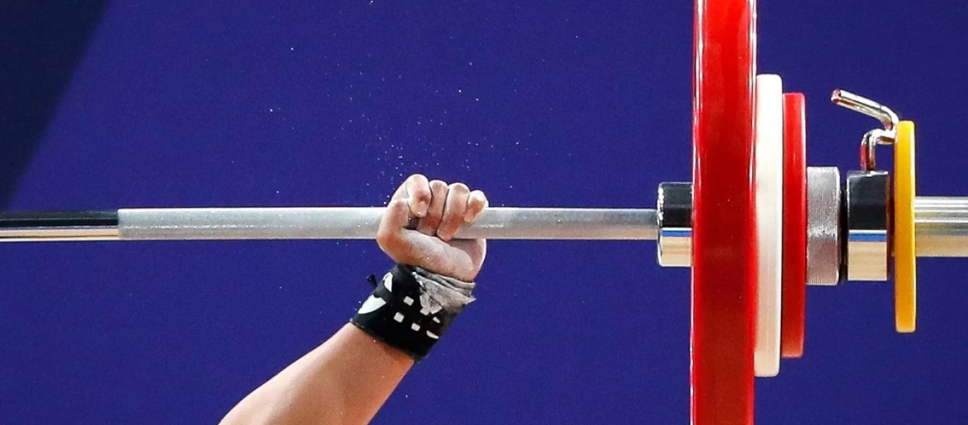 Κάνει άρση βαρών και λύνει τον κύβο του Ρούμπικ σε λιγότερο από...ένα λεπτό (βίντεο)